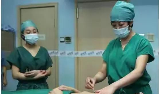 隆胸的明星有哪些（公开承认整形隆胸的十位女明星）