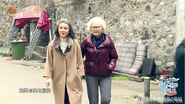 邓莎母女逛农贸，进饭店，价位却暴露了邓莎妈妈的真实消费水平！