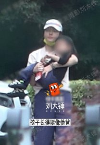​白百何带二胎儿子出门玩耍 双手抱娃画面温馨