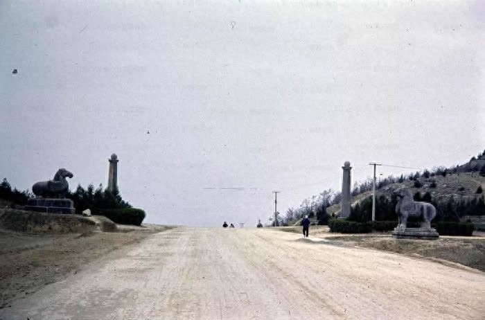 80年代乾陵：专家称地宫至少有500吨文物，郭沫若提议发掘被否决