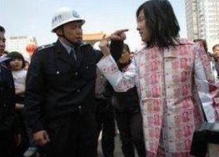 囧哥:两不误!大妈拿灭蚊拍跳广场舞