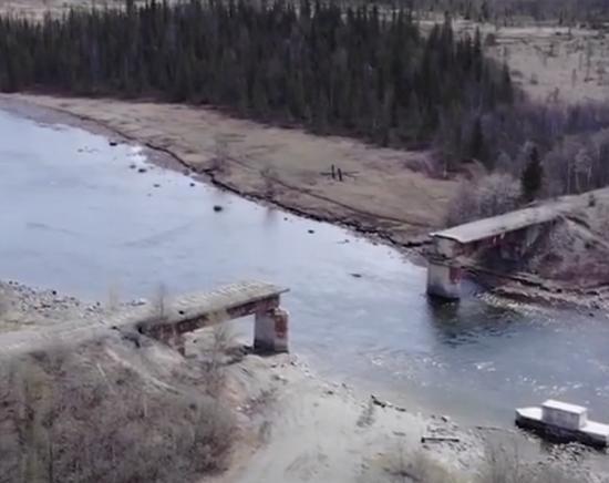 囧哥:两不误!大妈拿灭蚊拍跳广场舞