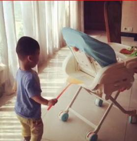 囧哥:两不误!大妈拿灭蚊拍跳广场舞