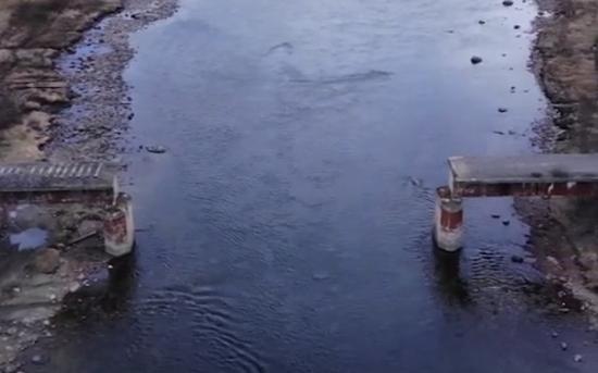 囧哥:两不误!大妈拿灭蚊拍跳广场舞