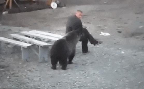 囧哥:两不误!大妈拿灭蚊拍跳广场舞