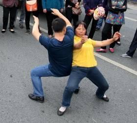 囧哥:两不误!大妈拿灭蚊拍跳广场舞