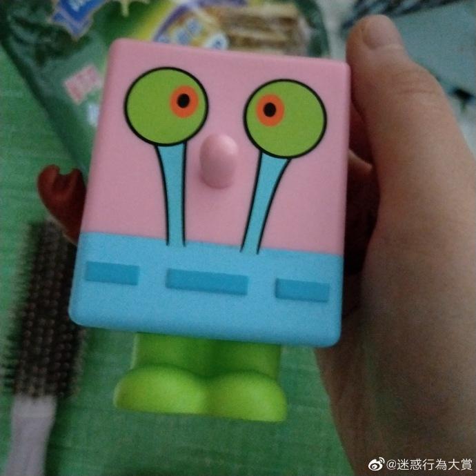 囧哥:两不误!大妈拿灭蚊拍跳广场舞