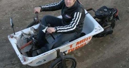 囧哥:两不误!大妈拿灭蚊拍跳广场舞