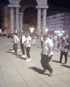 囧哥:两不误!大妈拿灭蚊拍跳广场舞