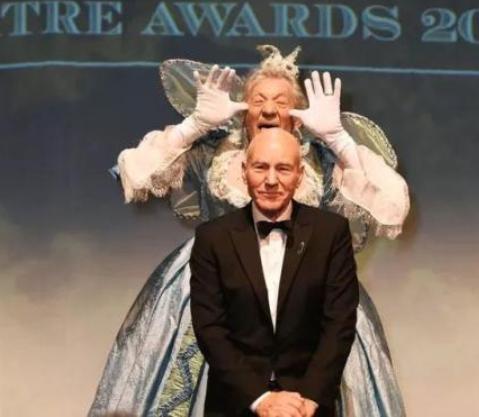 囧哥:两不误!大妈拿灭蚊拍跳广场舞