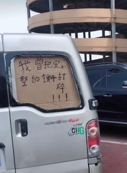 囧哥:两不误!大妈拿灭蚊拍跳广场舞