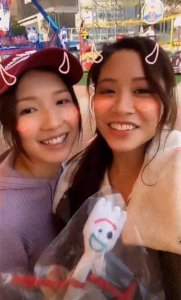 ​李泽楷28岁女友近照，嘟嘴献吻闺蜜心情大好，未受催婚传闻影响