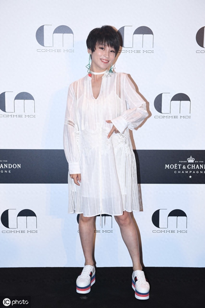 她是短发气质型美女，还是吴京导演的老婆，真是人生赢家