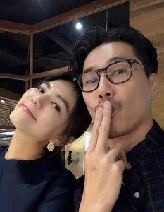 ​Ella晒照与老公庆祝结婚七周年 搞怪自拍温馨甜蜜