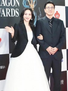 ​汤唯与老公金泰勇结婚10年依旧恩爱如初，网友：好幸福的青龙皇后