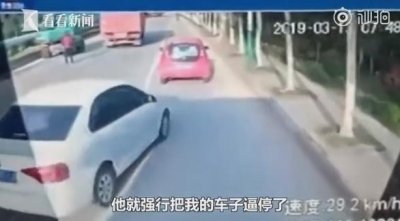 ​刑拘！老婆没赶上车男子开车逼停公交！致多名乘客摔伤