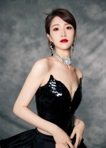 ​张纯烨黑色开叉抹胸裙造型写真，优雅迷人