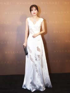 ​秦岚不愧是文艺女神，拍写真秀神仙锁骨，气质恬静优雅美到犯规！