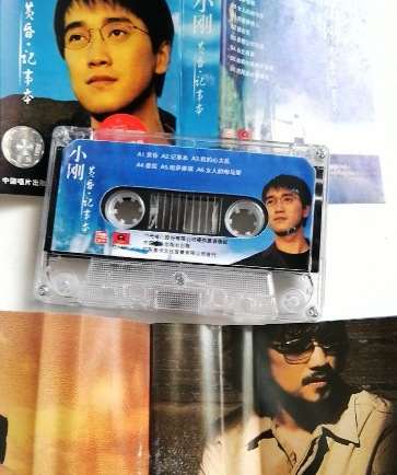 演唱会座无虚席的周传雄，乐坛为何没有他的一席之地？