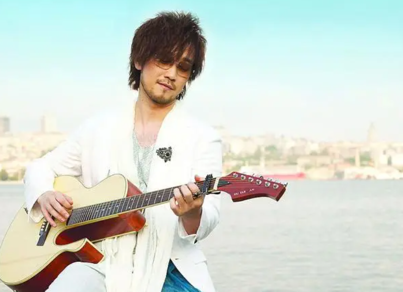 演唱会座无虚席的周传雄，乐坛为何没有他的一席之地？