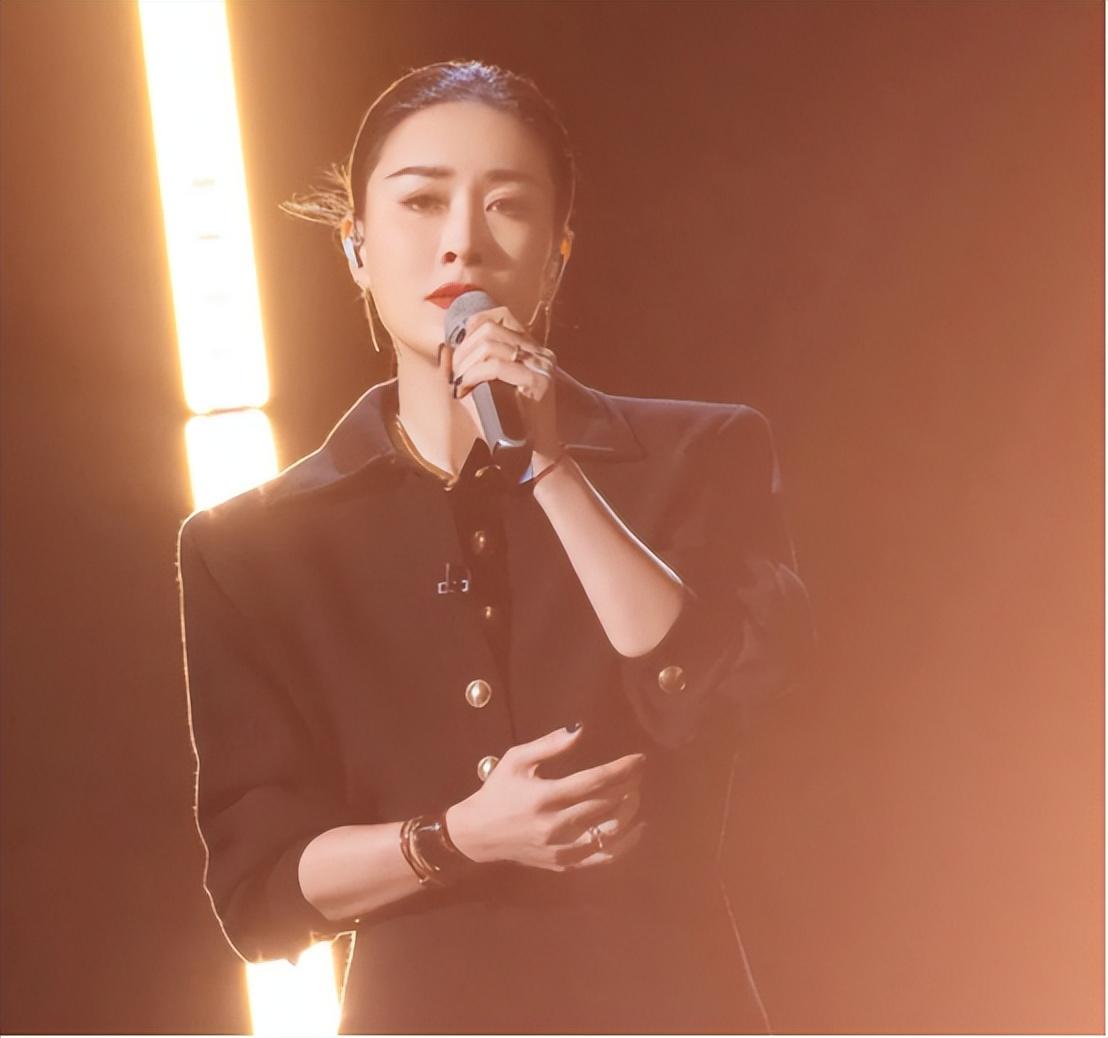 演唱会座无虚席的周传雄，乐坛为何没有他的一席之地？