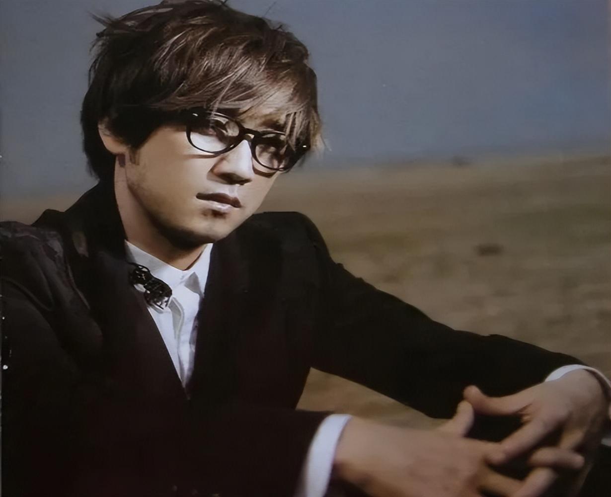 演唱会座无虚席的周传雄，乐坛为何没有他的一席之地？