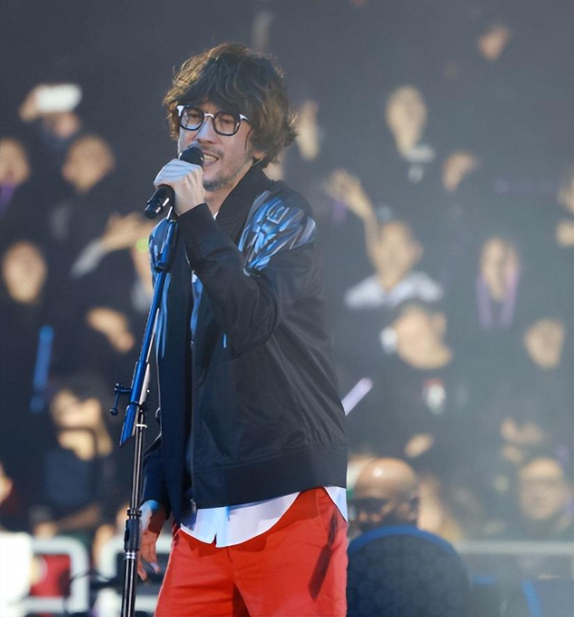 演唱会座无虚席的周传雄，乐坛为何没有他的一席之地？