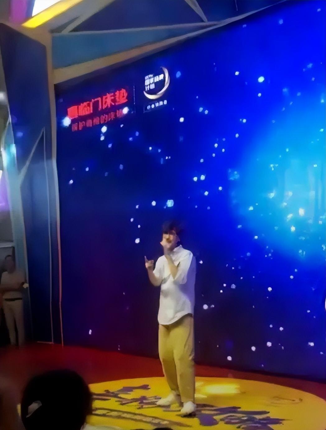 演唱会座无虚席的周传雄，乐坛为何没有他的一席之地？