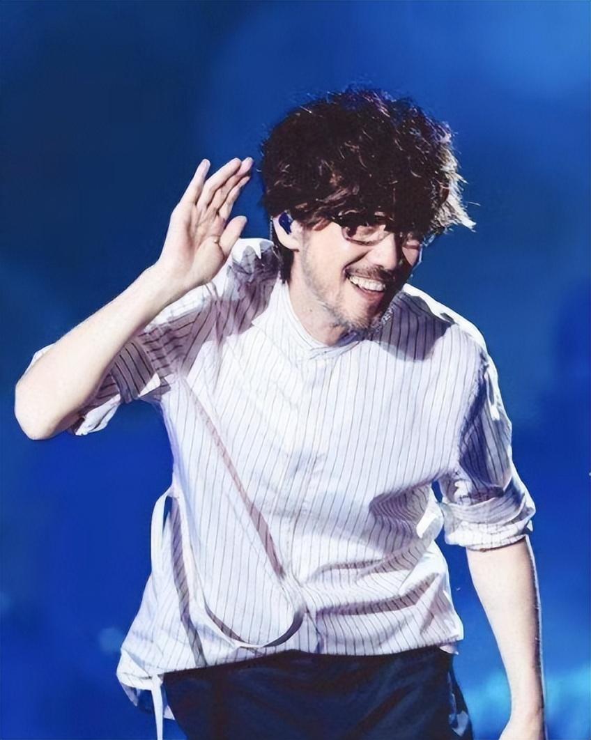 演唱会座无虚席的周传雄，乐坛为何没有他的一席之地？