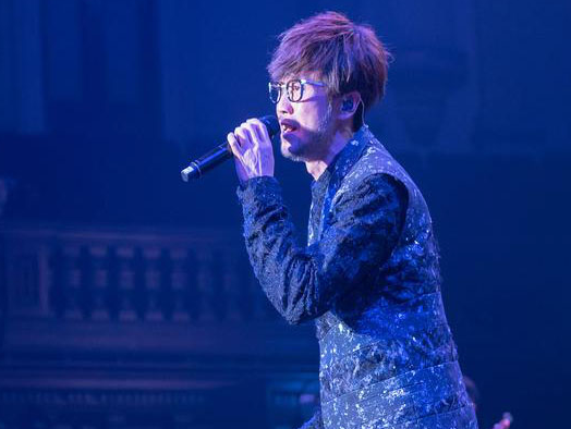 演唱会座无虚席的周传雄，乐坛为何没有他的一席之地？