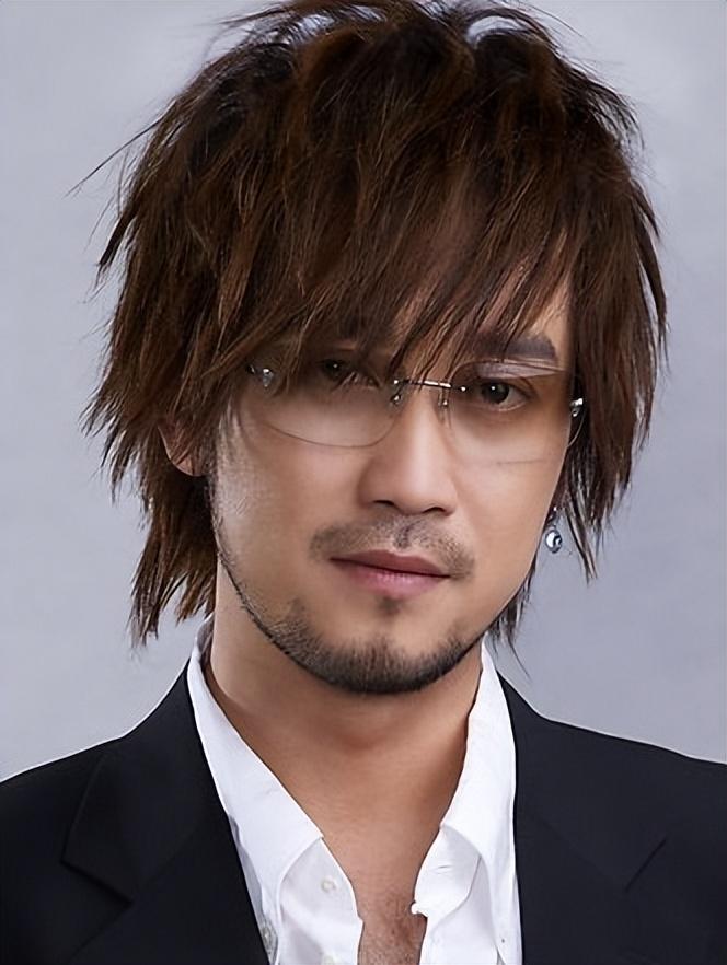 演唱会座无虚席的周传雄，乐坛为何没有他的一席之地？