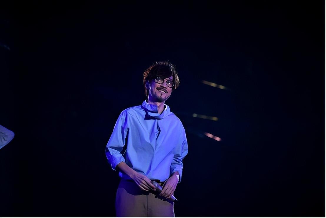 演唱会座无虚席的周传雄，乐坛为何没有他的一席之地？