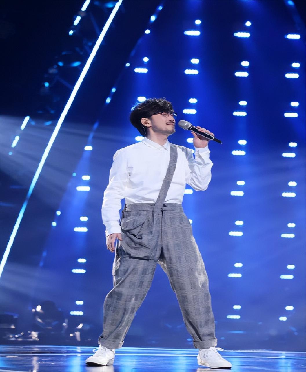 演唱会座无虚席的周传雄，乐坛为何没有他的一席之地？