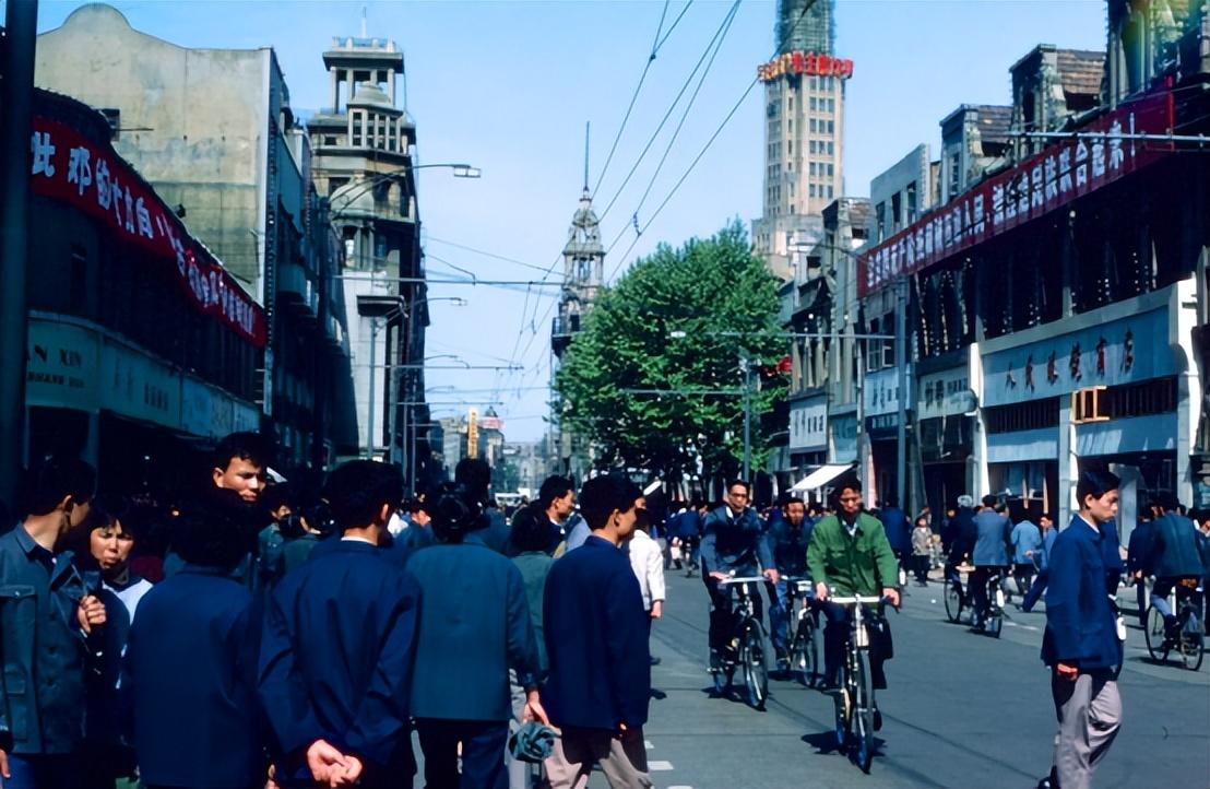 演唱会座无虚席的周传雄，乐坛为何没有他的一席之地？