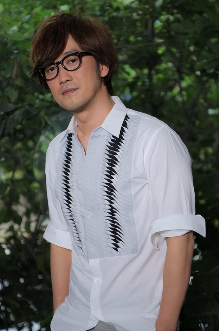 演唱会座无虚席的周传雄，乐坛为何没有他的一席之地？