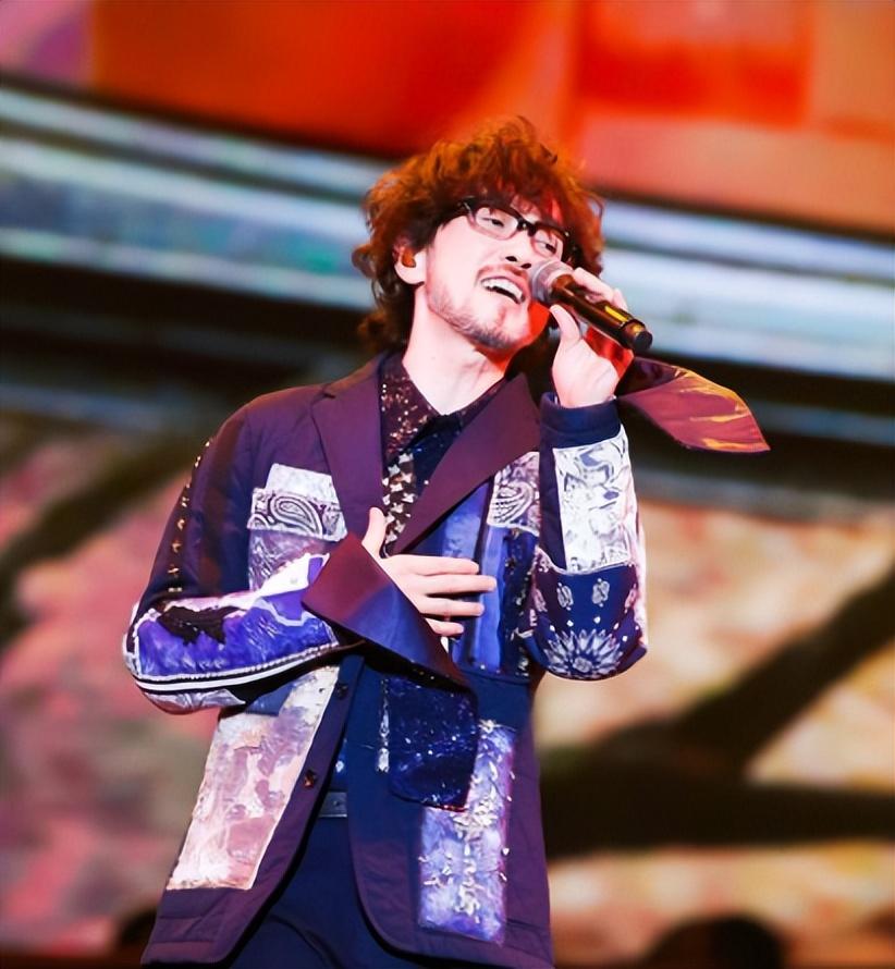 演唱会座无虚席的周传雄，乐坛为何没有他的一席之地？