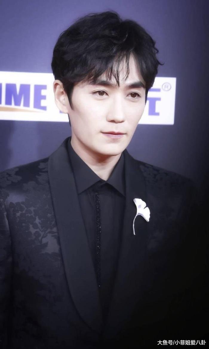 迪丽热巴和朱一龙同框, 竟被网友意外发现, 两人超级有CP感