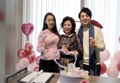 ​吉娜晒照为婆婆庆生，亲生父母也首次公开照片，和妈妈五官相似