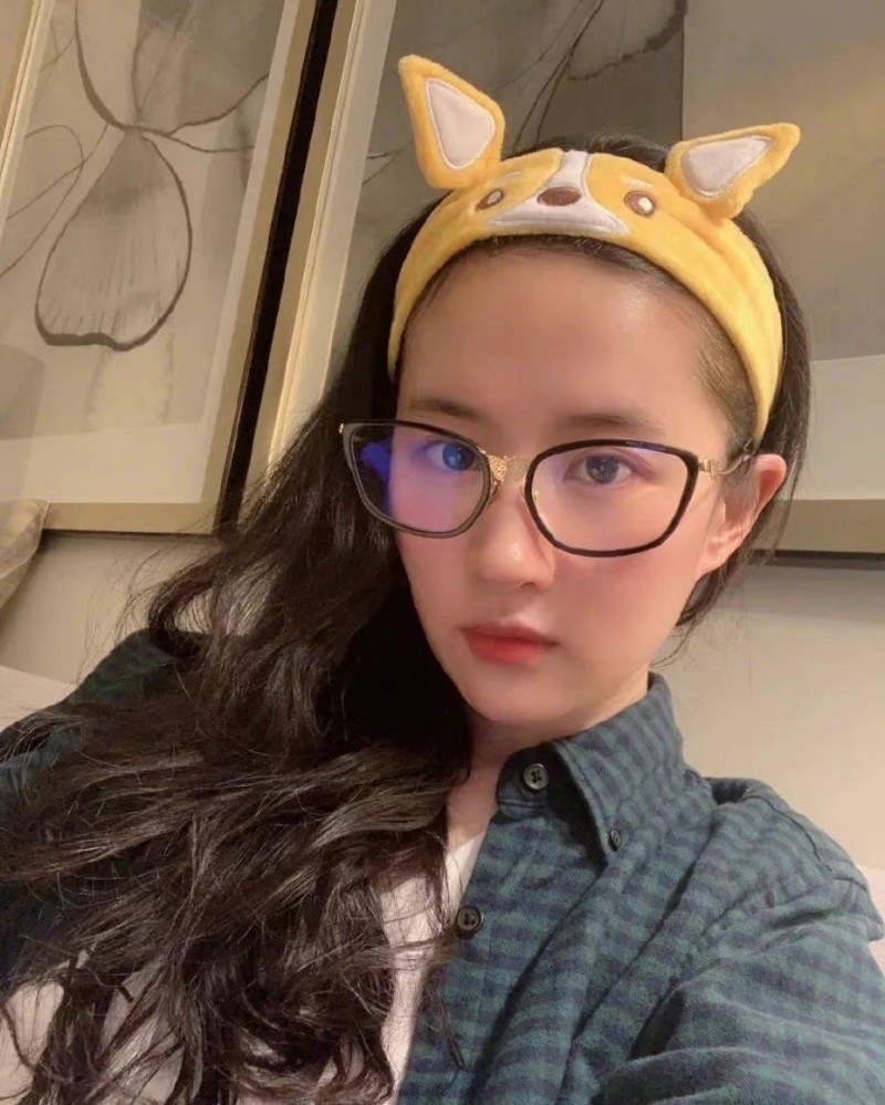 素颜女明星照片(刘亦菲杨幂杨颖素颜大比拼!)