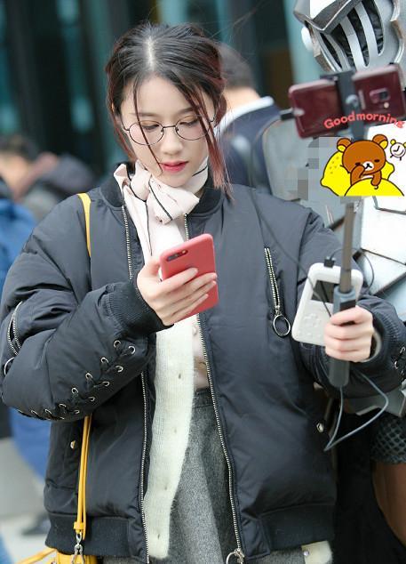 轩子巨二兔曝光真实年纪,众人不敢相信,这明是20岁花季少女!