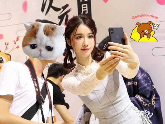 轩子巨二兔曝光真实年纪,众人不敢相信,这明是20岁花季少女!