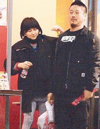 陈子聪和何超仪离婚内幕 两人各玩各的,陈子聪与嫩模短信来往