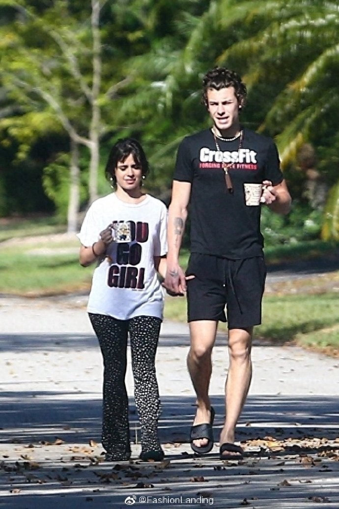 萌德和女友卡妹现身街头，手上都拿着马克杯，手牵手好恩爱