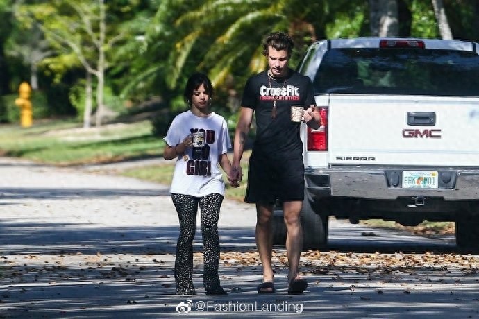 萌德和女友卡妹现身街头，手上都拿着马克杯，手牵手好恩爱