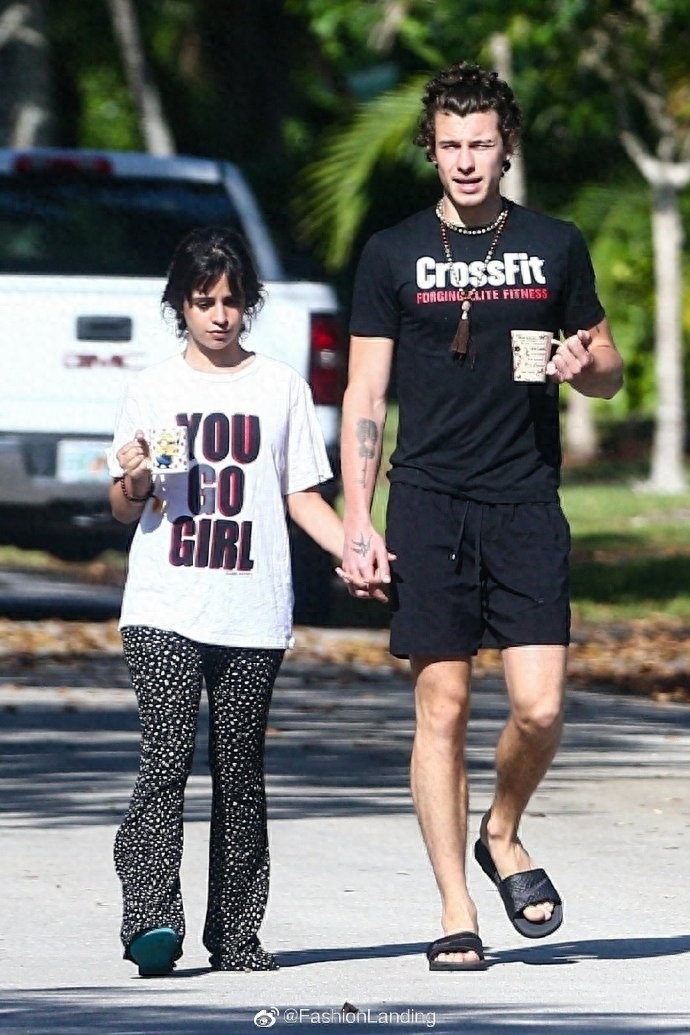 萌德和女友卡妹现身街头，手上都拿着马克杯，手牵手好恩爱