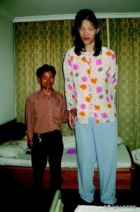 ​女巨人是谁(“世界第一”女巨人安徽姑娘，身高2.36米，穿78码的定制鞋)