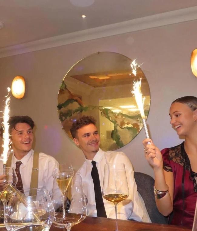 贝克汉姆一家欢度新年 男士全部西装革履