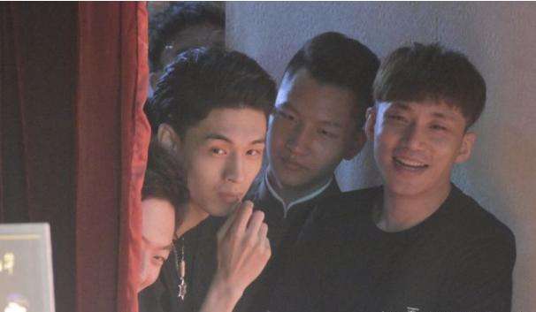 秦霄贤家里做什么生意的爸爸是干什么的?秦霄贤家里的公司叫什么