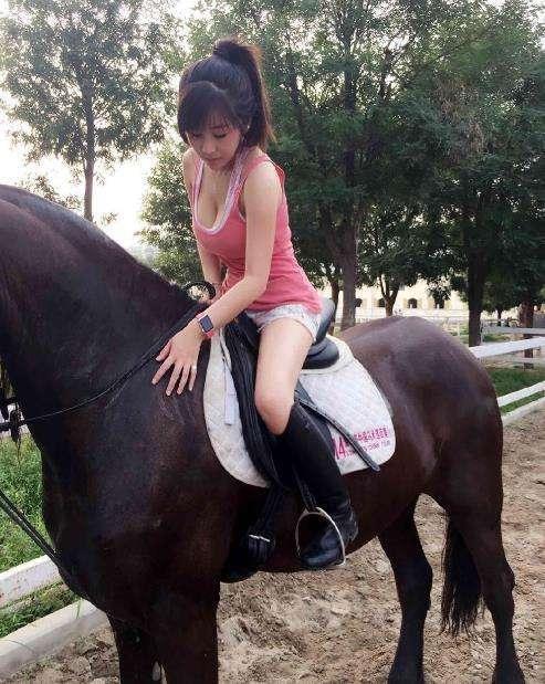 女神裁判因“穿着大胆”被禁赛!兼职秘书和内衣模特,31岁想生娃