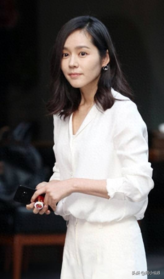 明星韩佳人,韩国娱乐圈影视演员,被誉为韩国“媚鼻女王”